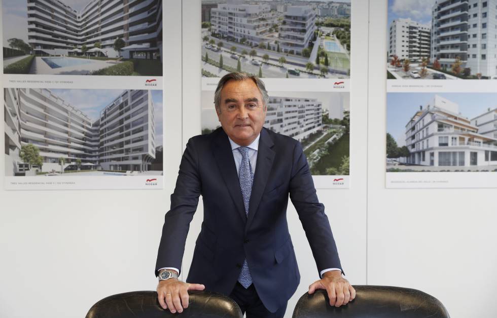 Luis Nozaleda, presidente de Nozar, en las oficinas de la promotora en Madrid junto a la imagen de parte de sus proyectos actuales.