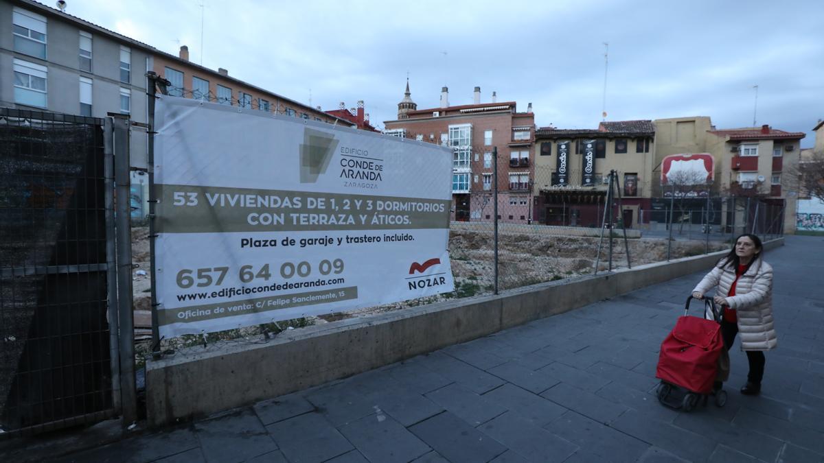 Solar donde Nozar levantará 53 viviendas en Zaragoza, entre las calles Conde Aranda y Ramón y Cajal, con la sala Oasis al fondo.